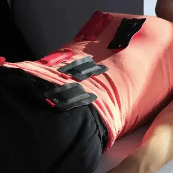 Dr. Rolando Bravo aplicando terapia o enseñando